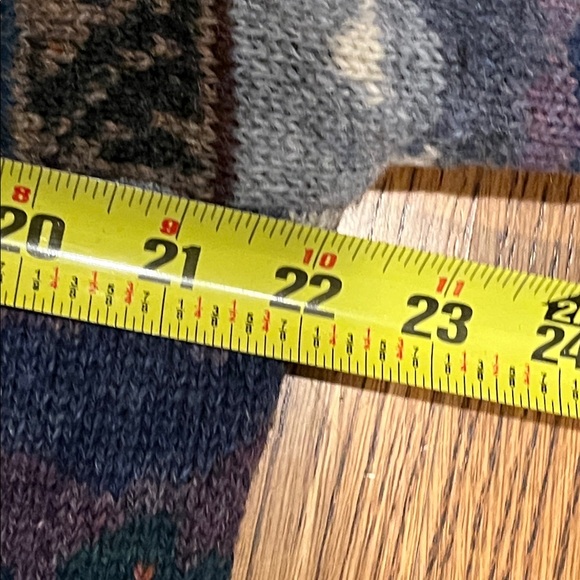 Icelandic Design Sweater - Picture 5 of 11